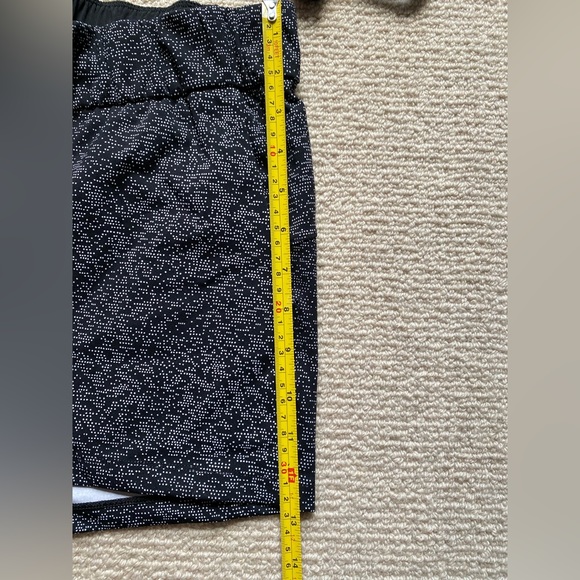 Lululemon On the Fly Mid-Rise Short 2.5” sound wave white black/black size 6 - Picture 5 of 7